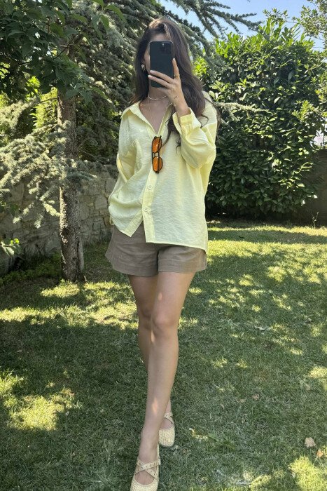KËMISHË NJË NGJYRËSHE E THJESHTË PËR FEMRA NË NGJYRËN E VERDHË - KLAUDIO FASHION
