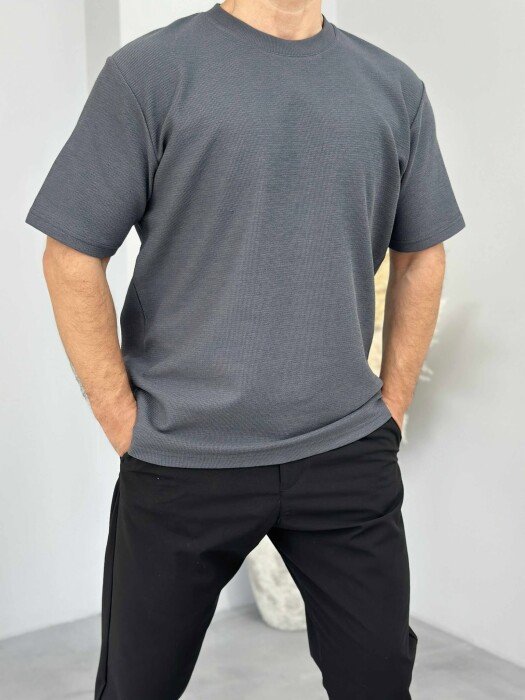 T-SHIRT NJË NGJYRËSH I THJESHTË PËR MESHKUJ NË NGJYRËN GRI E ERRËT - KLAUDIO FASHION