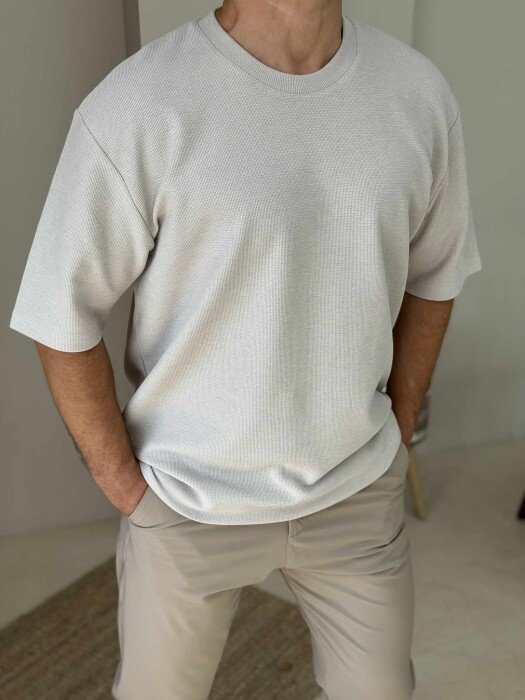 T-SHIRT NJË NGJYRËSH I THJESHTË PËR MESHKUJ NË NGJYRËN BEZHË E ZBARDHUR 