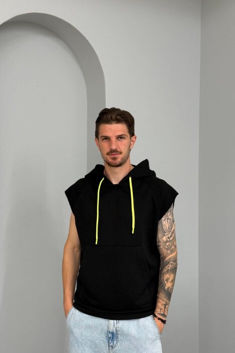 T-SHIRT NJË NGJYRËSH ME KAPUÇ PËR MESHKUJ NË NGJYRËN E ZEZË 