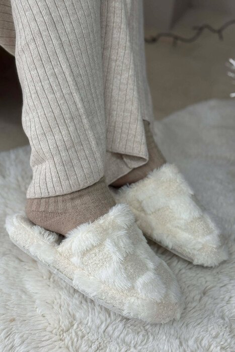 ONE COLOR TEDDY SQUARES WOMEN SLIPPERS WHITE-E BARDHE - KLAUDIO FASHION