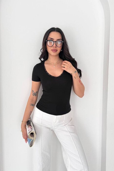 ONE COLOR TULLE DETAIL V NECK WOMAN T-SHIRT BLACK/ E ZEZE - KLAUDIO FASHION