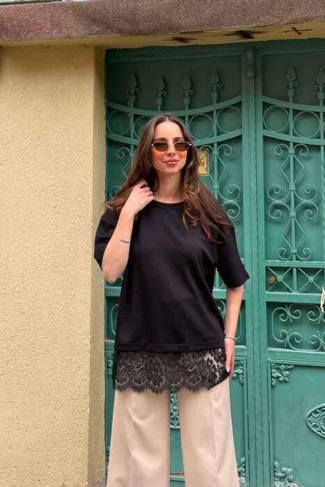 T-SHIRT NJE NGJYRESH ME DETAJ DANTELLE PER FEMRA NE NGJYRE TE ZEZE - KLAUDIO FASHION