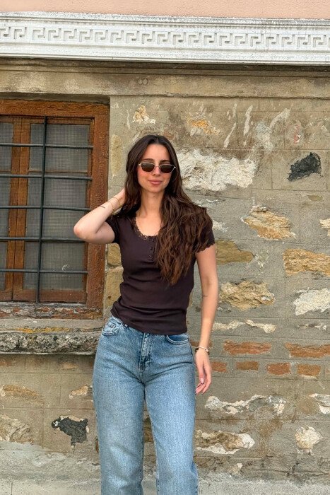 ONE COLOR TULLE DETAIL WOMAN T-SHIRT BROWN/KAFE - KLAUDIO FASHION
