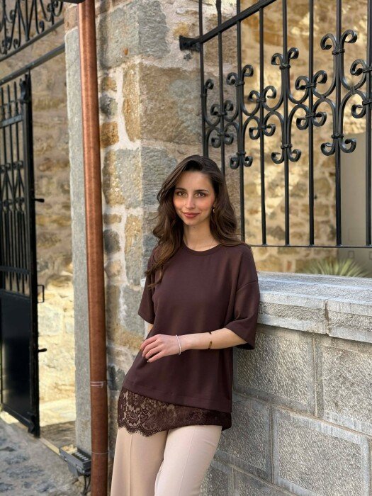 T-SHIRT NJE NGJYRESH ME DETAJ DANTELLE PER FEMRA NE NGJYRE KAFE - KLAUDIO FASHION