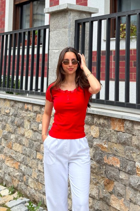 T-SHIRT NJE NGJYRESH ME DETAJIN E DANTELLES PER FEMRA NE NGJYRE TE KUQE 