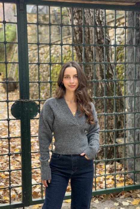TRIKO E THJESHTË NJË NGJYRËSHE ME JAKË V PËR FEMRA NË NGJYRË GRI TË ERRËT 
