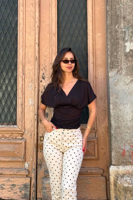 ONE COLOR V NECK WOMAN T- SHIRT DARK BROWN/KAE - KLAUDIO FASHION
