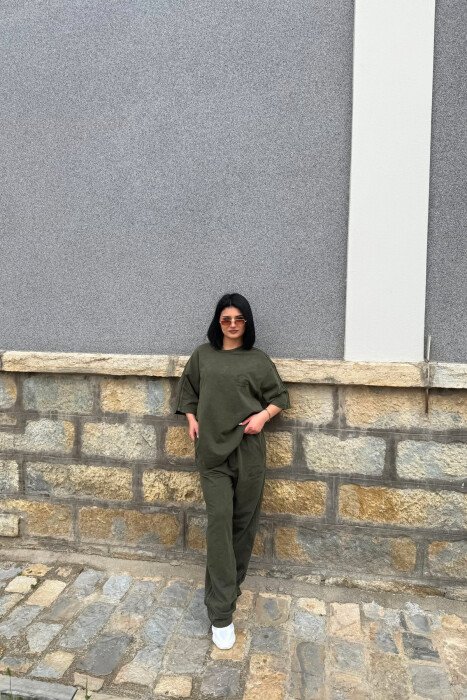 ONE COLOR WRITTINGS T-SHIRT + SWEATPANTS WOMAN SET OLIVE/ULLI - KLAUDIO FASHION