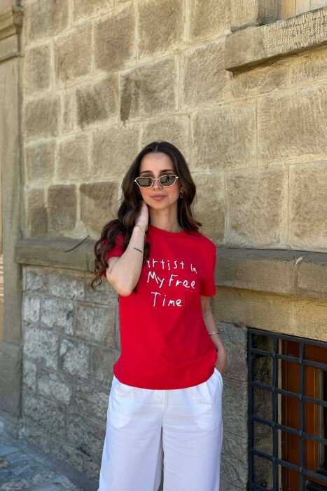 T-SHIRT ME SHKRIM PER FEMRA NE NGJYRE TE KUQE 