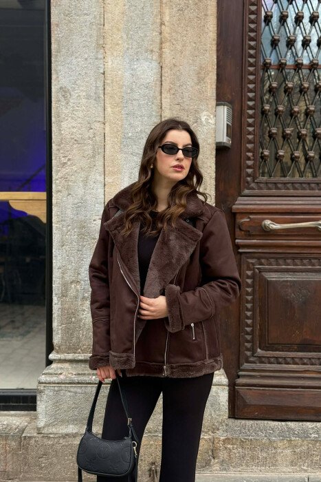 XHAKETE NJE NGJYRESHE PELLUSHI ME ZINXHIR NE NGJYRE KAFE - KLAUDIO FASHION