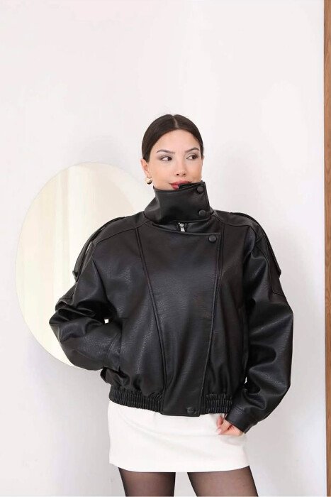 XHAKETE NJE NGJYRESHE LEKURE ME ZINXHIR PER FEMRA NE NGJYRE TE ZEZE - KLAUDIO FASHION