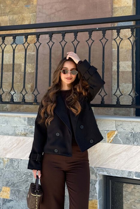 PALLTO E SHKURTER NJE NGJYRESHE ME BUTTONA PER FEMRA NE NGJYRE TE ZEZE - KLAUDIO FASHION