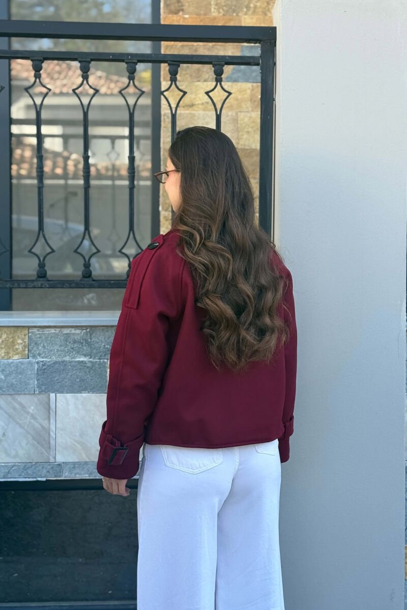 PALLTO E SHKURTER NJE NGJYRESHE ME BUTTONA PER FEMRA NE NGJYRE VISHNJE - 3