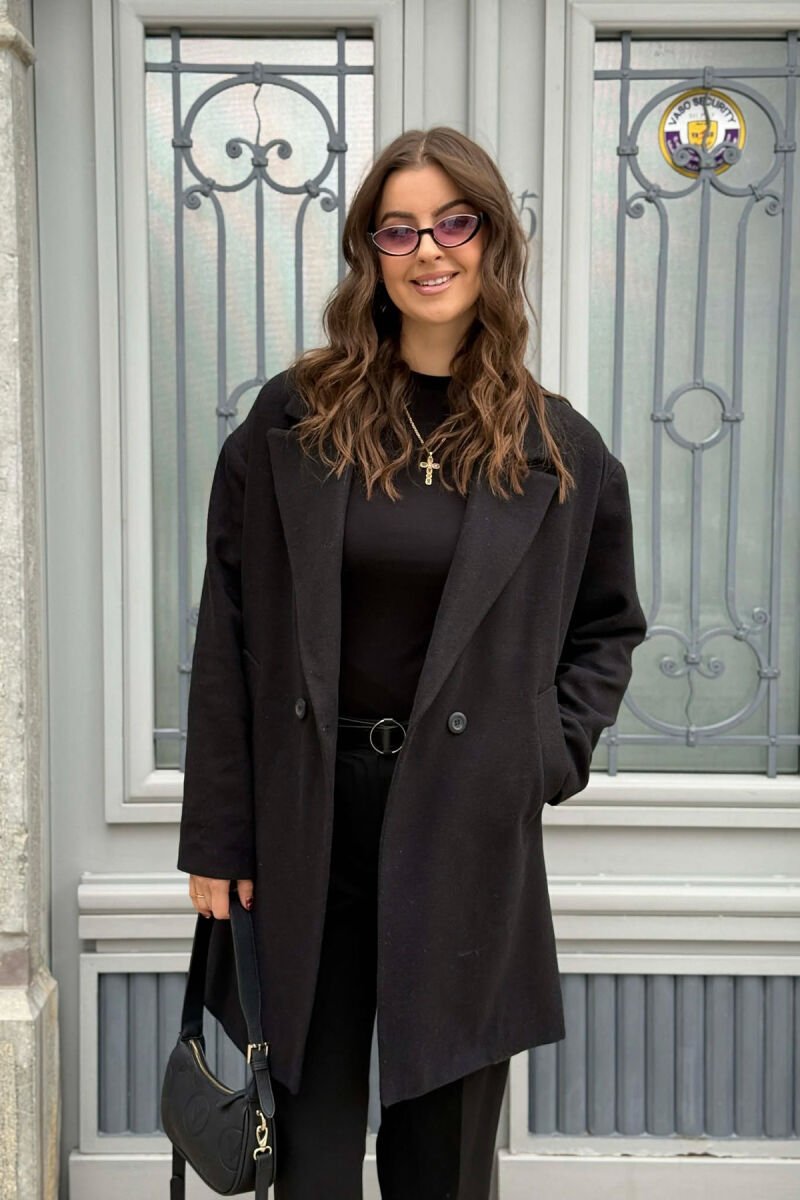PALLTO E THJESHTË NJË NGJYRËSHE ME BUTONA PËR FEMRA NË NGJYRË TË ZEZË - 2