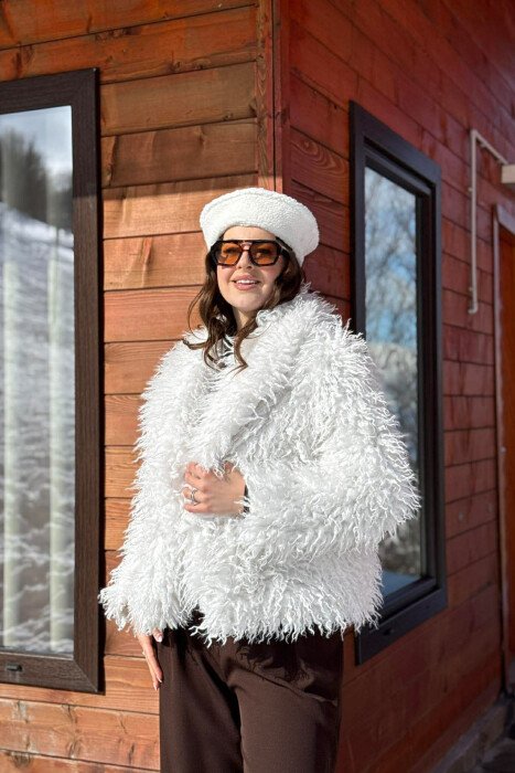 PALLTO NJE NGJYRSHE PELLUSHI PER FEMRA NE NGJYRE TE BARDHE - KLAUDIO FASHION