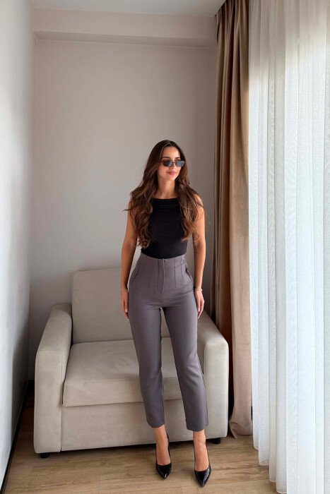 PANTALLONA KLASIKE TE THJESHTA NJE NGJYRESHE PER FEMRA NE NGJYRE GRI GRI - KLAUDIO FASHION