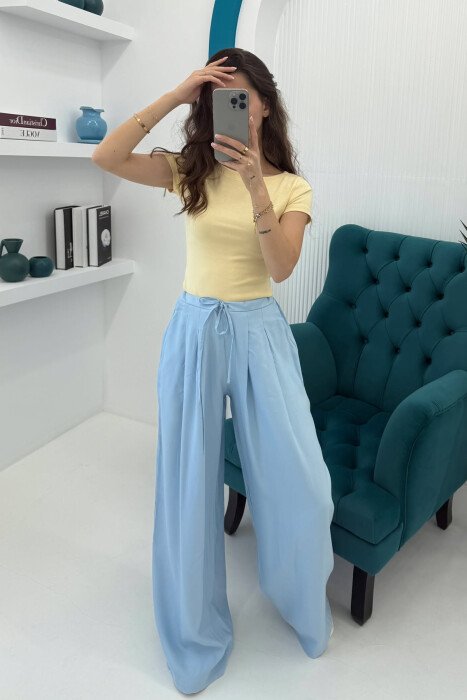 PANTALLONA ME DETAJIN E LIDHSES ME BEL GJYSMË ELASTIK PËR FEMRA NË NGJYRËN BABY BLUE - 1