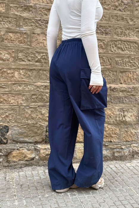 PANTALLONA NJE NGJYRESHE ME DETAJIN E RRIPIT PER FEMRA NE NGJYRE BLU - 4