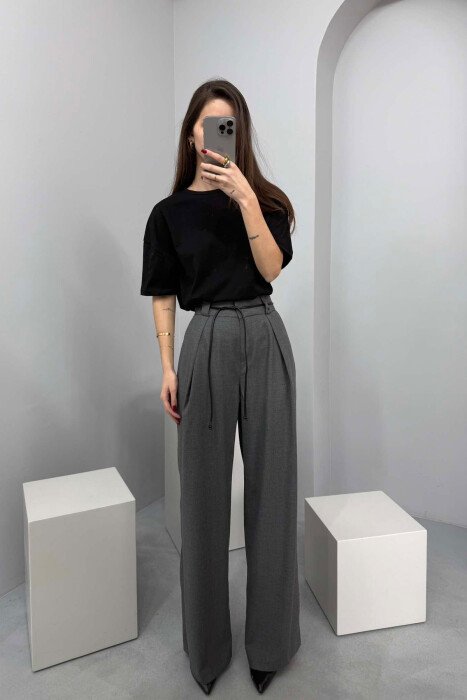 PANTALLONA TË GJERA ME RRIP LËKURE PËR FEMRA NË NGJYRËN GRI TË ERRËT - 2