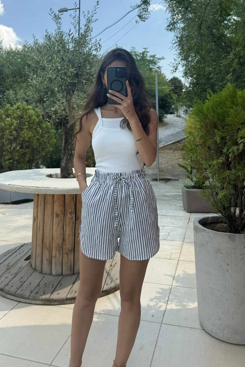 PANTALLONA TË SHKURTRA ELASTIKE NË BELI DHE ME DIZENJO VIJASH PËR FEMRA NË NGJYRËN E ZEZË - 1