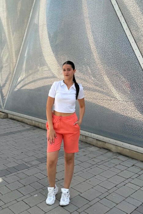 PANTALLONA TE SHKURTRA NJE NGJYRESHE TE THJESHTA PER FEMRA NE NGJYRE SALMON - 1