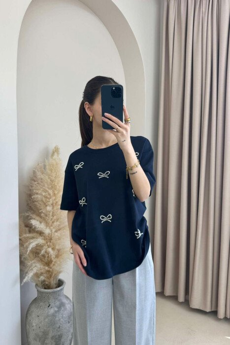 T-SHIRT ME DETAJIN E FJONGOVE ME PERLA PËR FEMRA NË NGJYRËN BLU E ERRËT 