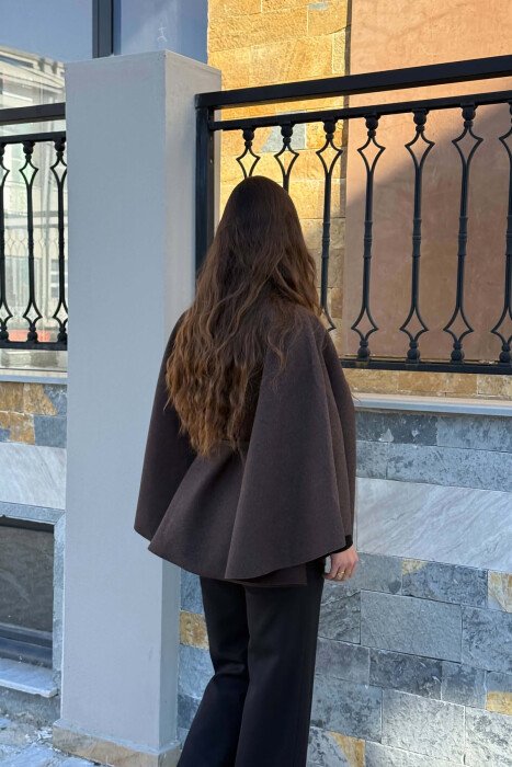 PELERINE NJE NGJYRESHE ME DETAJIN E RRIPIT PER FEMRA NE NGJYRE BEZHE - 3