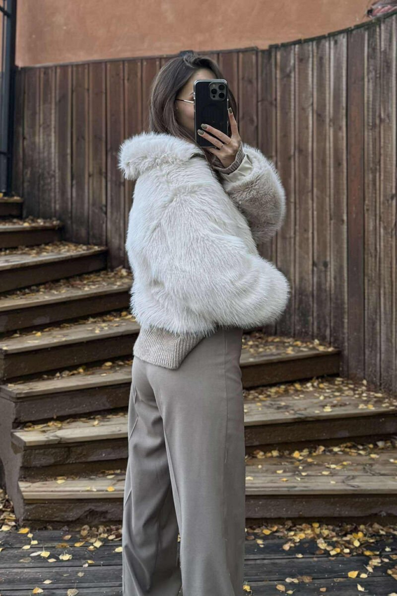 PELLUSH ME ZINXHIR PËR FEMRA NË NGJYRË KREM - 3