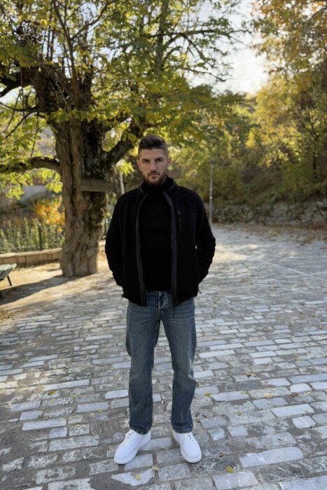 PELLUSH NJË NGJYRËSH ME ZINXHIR PËR MESHKUJ NË NGJYRË TË ZEZË - 1