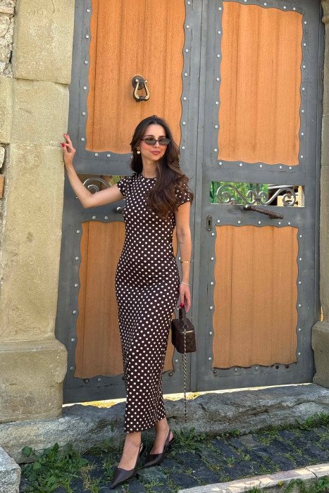 FUSTAN ME DIZAJN POLKA DOTS ME MENGE TE SHKURTRA PER FEMRA NE NGJYRE KAFE 