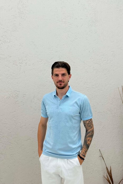 T-SHIRT ME JAKE POLO DHE ME DIZAJN PER MESHKUJ NE NGJYRE BLU TE ZBARDHUR 