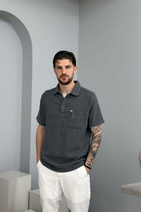 T-SHIRT ME JAKË POLO ME DETAJIN E XHEPIT PËR MESHKUJ NË NGJYRËN GRI 