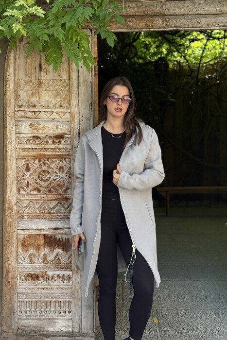 PULOVËR E GJATË NJË NGJYRËSHE ME KAPUÇ PËR FEMRA NË NGJYRË GRI TË ZBARDHUR - 4