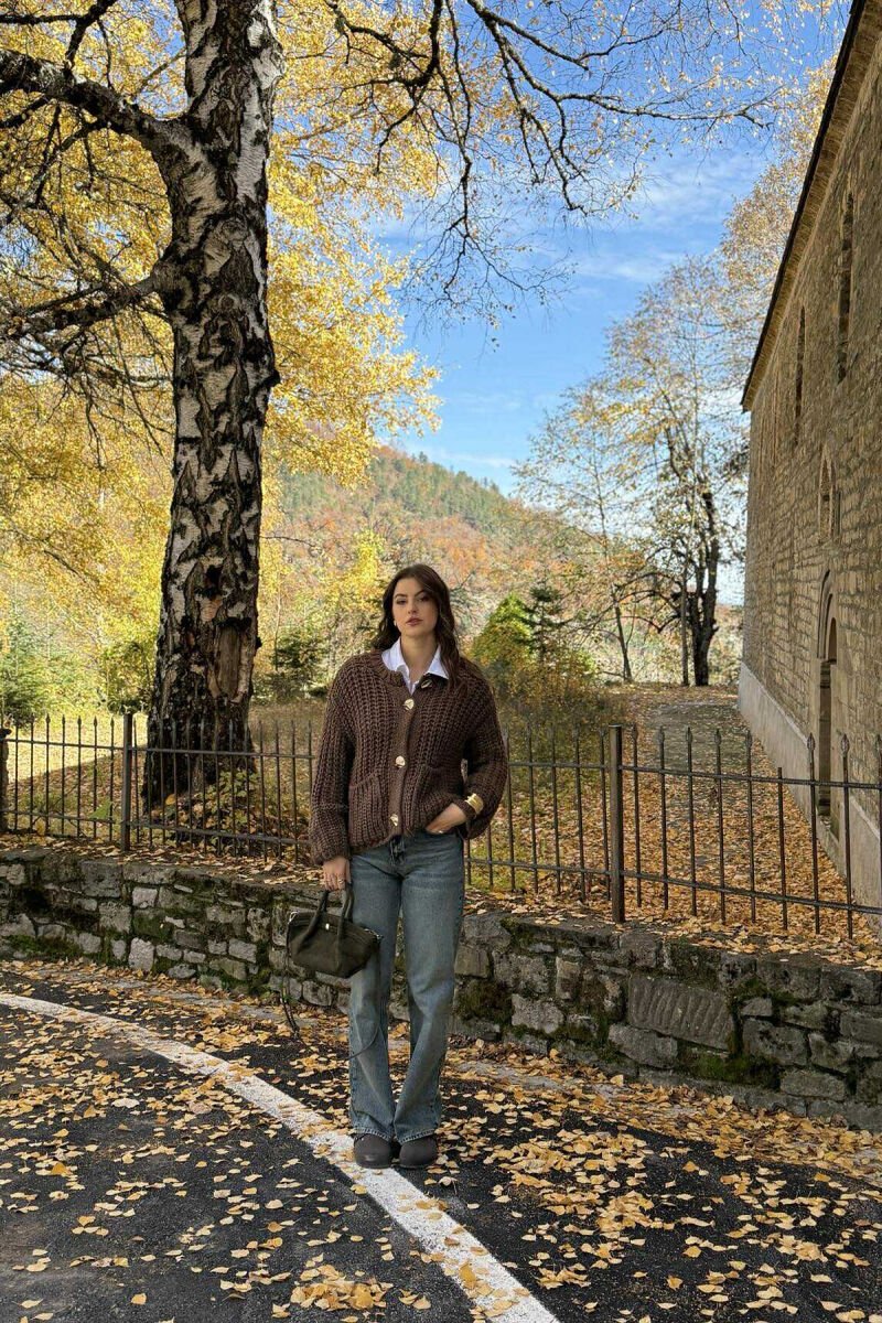 PULOVËR E THJESHTË E THURRUR E DETAJIN E BUTONAVE PËR FEMRA NË NGJYRË KAFE - 1