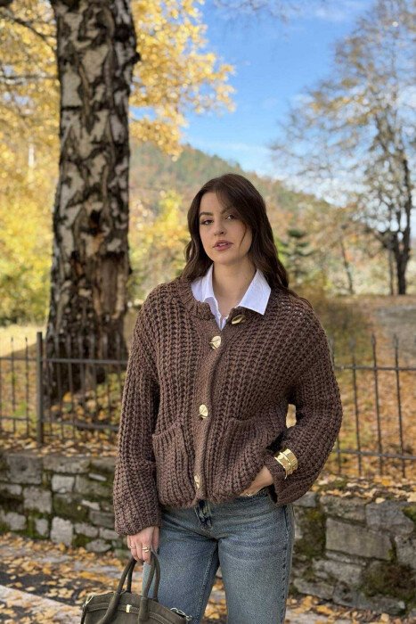 PULOVËR E THJESHTË E THURRUR E DETAJIN E BUTONAVE PËR FEMRA NË NGJYRË KAFE - 5