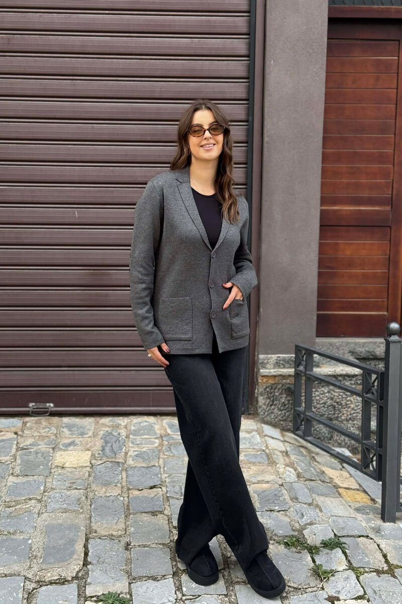 PULOVËR E THJESHTË ME DETAJE TEK MËNGËT PËR FEMRA NË NGJYRË GRI TË ERRËT - 2