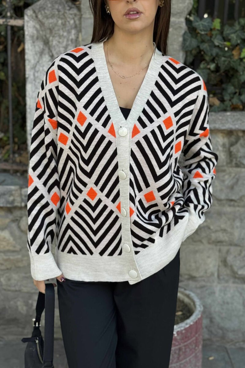 PULOVËR E THJESHTË ME DIZAJNE ROMBESH PËR FEMRA NË NGJYRË TË ZEZË ME PORTOKALLI - 4
