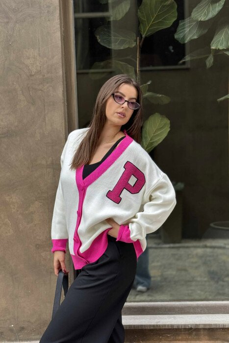 PULOVËR E THJESHTË ME SHKRONJËN P PËR FEMRA NË NGJYRË CIKLAMI ME TË BARDHË - 3
