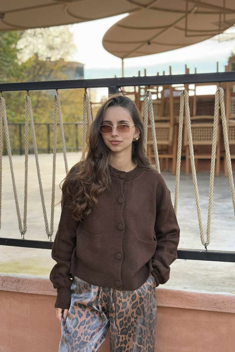 PULOVËR E THJESHTË NJË NGJYRËSHE PËR FEMRA NË NGJYRË KAFE - 2