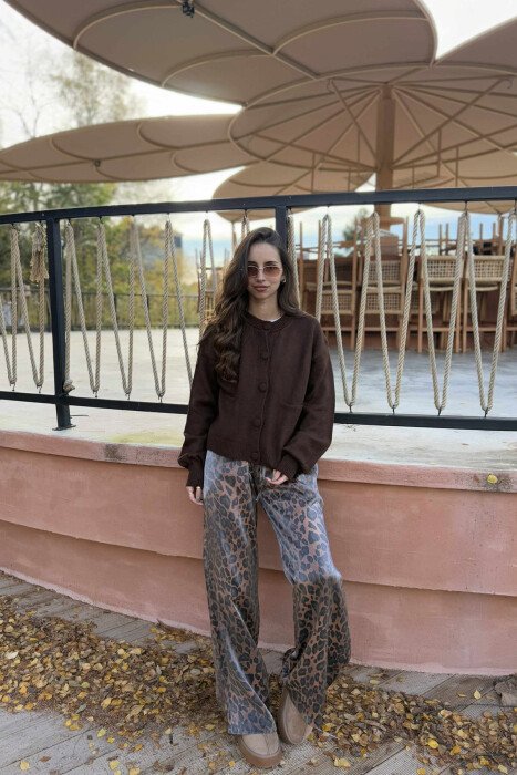PULOVËR E THJESHTË NJË NGJYRËSHE PËR FEMRA NË NGJYRË KAFE - 3