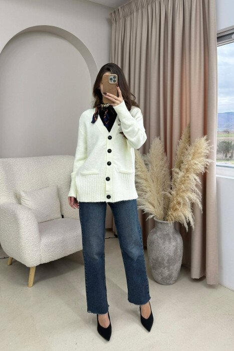 PULOVER E THJESHTE NJE NGJYRESHE PER FEMRA NE NGJYRE KREM - KLAUDIO FASHION