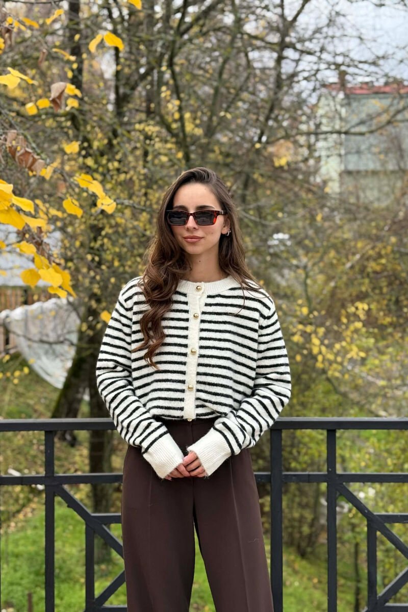 PULOVER ME VIJA DHE BUTONA GOLD PER FEMRA NE NGJYRE KREM ME TE ZEZE - 2