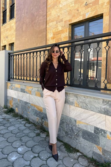 PULOVER NJE NGJYRESHE ME BUTONA GOLD PER FEMRA NE NGJYRE KAFE - 4