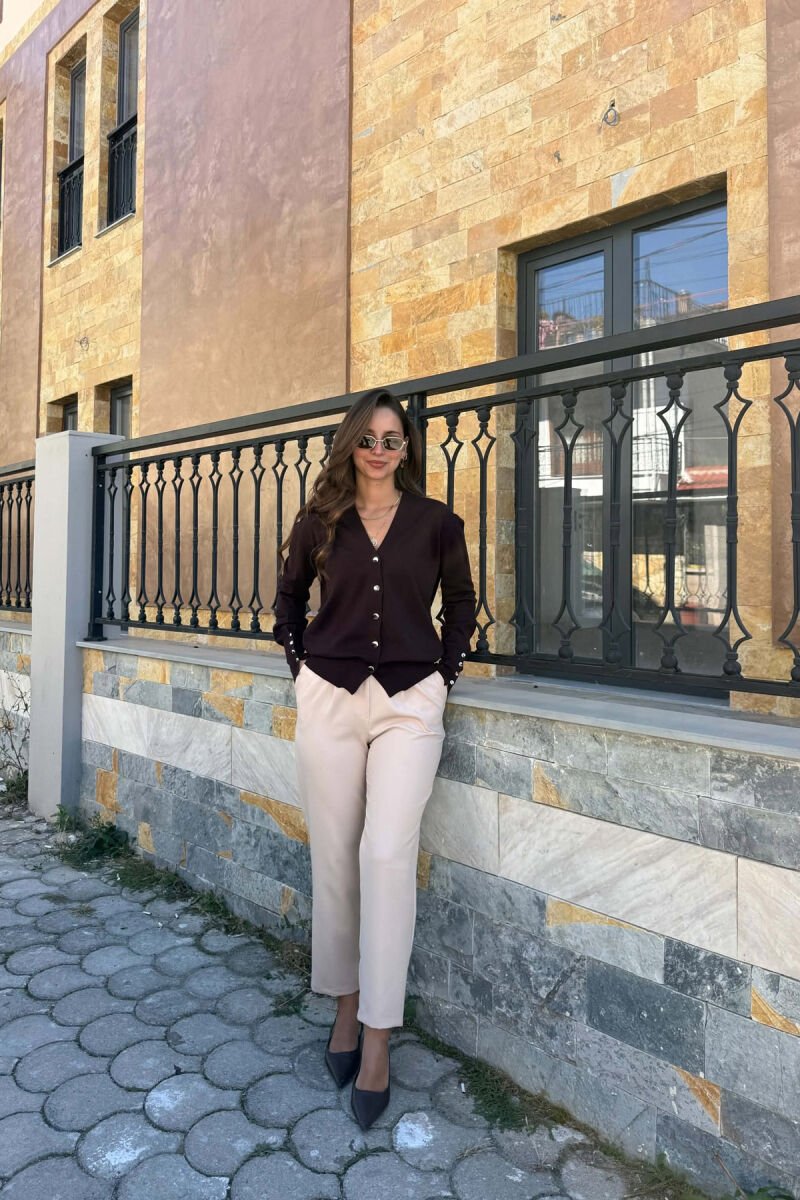 PULOVER NJE NGJYRESHE ME BUTONA GOLD PER FEMRA NE NGJYRE KAFE - 5