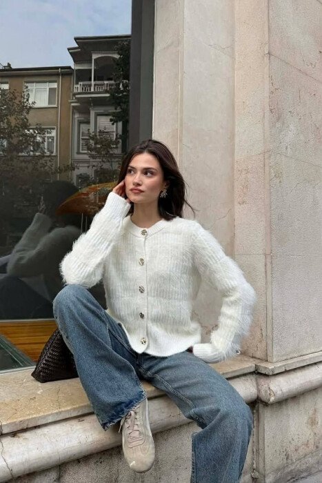 PULOVER NJE NGJYRESHE ME BUTONA GOLD PER FEMRA NE NGJYRE TE BARDHE - KLAUDIO FASHION