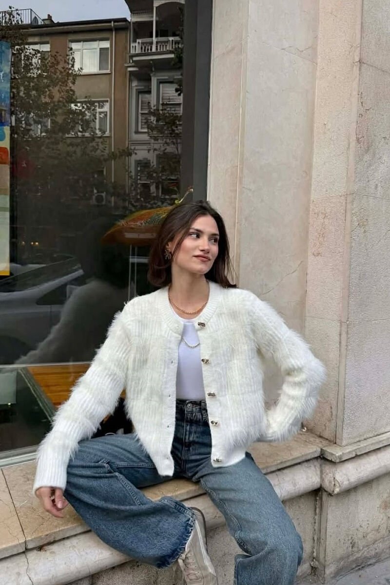 PULOVER NJE NGJYRESHE ME BUTONA GOLD PER FEMRA NE NGJYRE TE BARDHE - 4