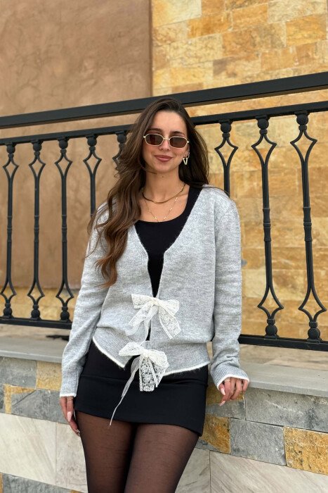PULOVER NJE NGJYRESHE ME DETAJ FJONGOSH PER FEMRA NE NGJYRE GRI - KLAUDIO FASHION