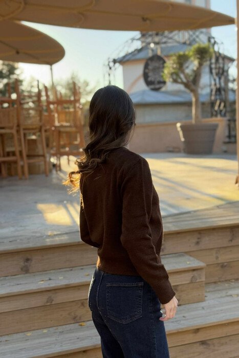 PULOVËR NJË NGJYRËSHE ME DETAJE BUTONASH PËR FEMRA NË NGJYRË KAFE TË ERRËT - 4