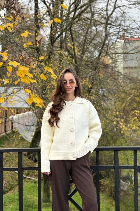 PULOVER NJE NGJYRESHE ME DETAJE BUTONASH PER FEMRA NE NGJYRE KREM - KLAUDIO FASHION